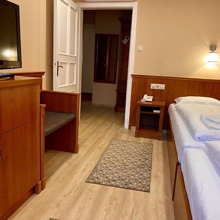 Borostyan Panzio Hotel Kaposvar Bagian luar foto