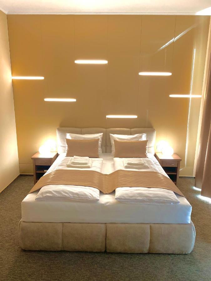 Borostyan Panzio Hotel Kaposvar Bagian luar foto