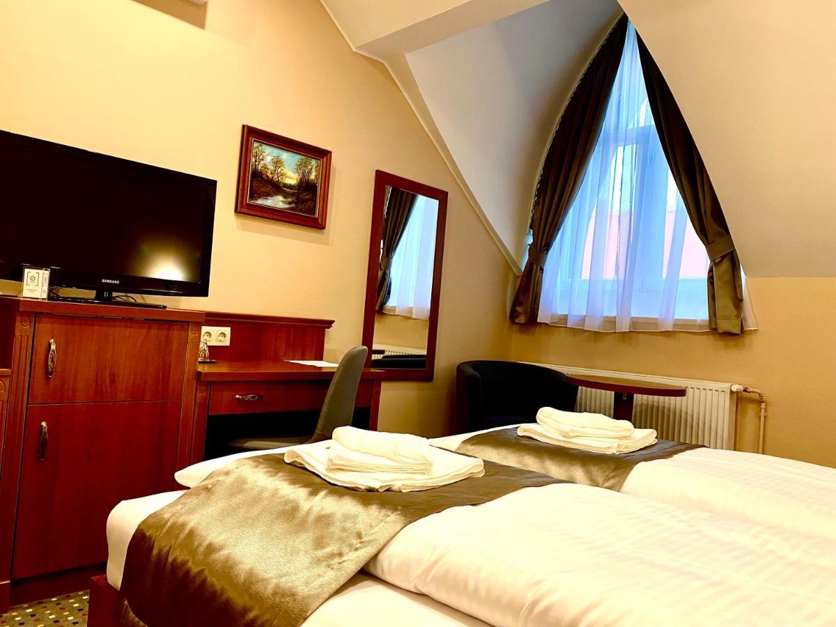 Borostyan Panzio Hotel Kaposvar Bagian luar foto