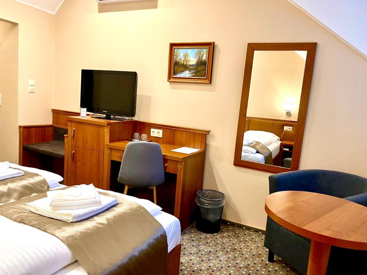 Borostyan Panzio Hotel Kaposvar Bagian luar foto