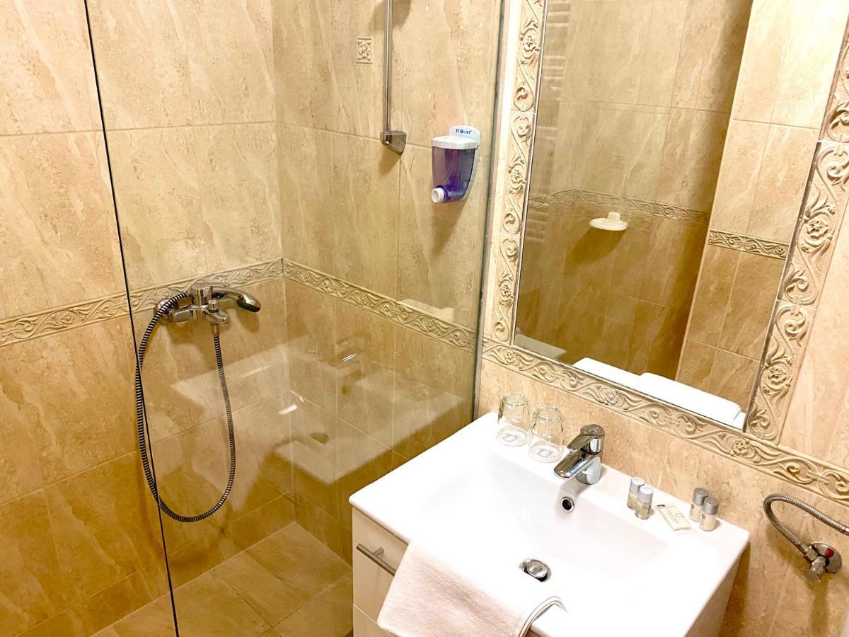 Borostyan Panzio Hotel Kaposvar Bagian luar foto