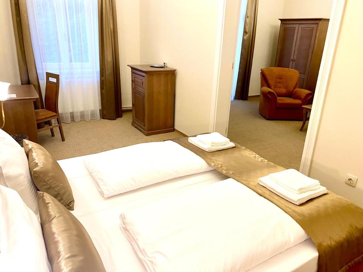 Borostyan Panzio Hotel Kaposvar Bagian luar foto