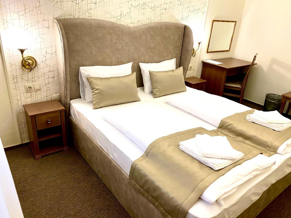 Borostyan Panzio Hotel Kaposvar Bagian luar foto