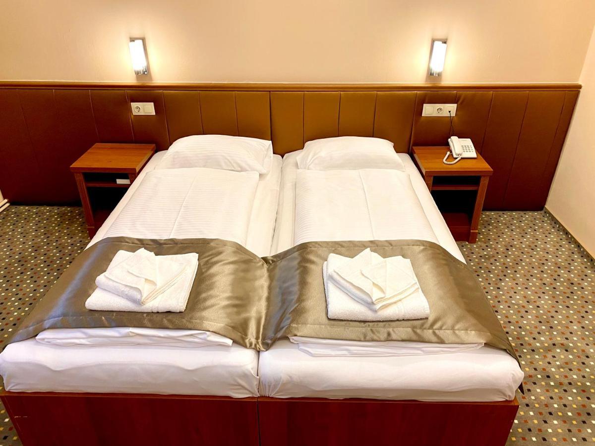 Borostyan Panzio Hotel Kaposvar Bagian luar foto