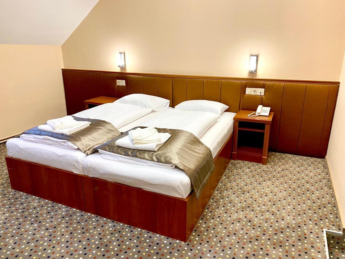 Borostyan Panzio Hotel Kaposvar Bagian luar foto