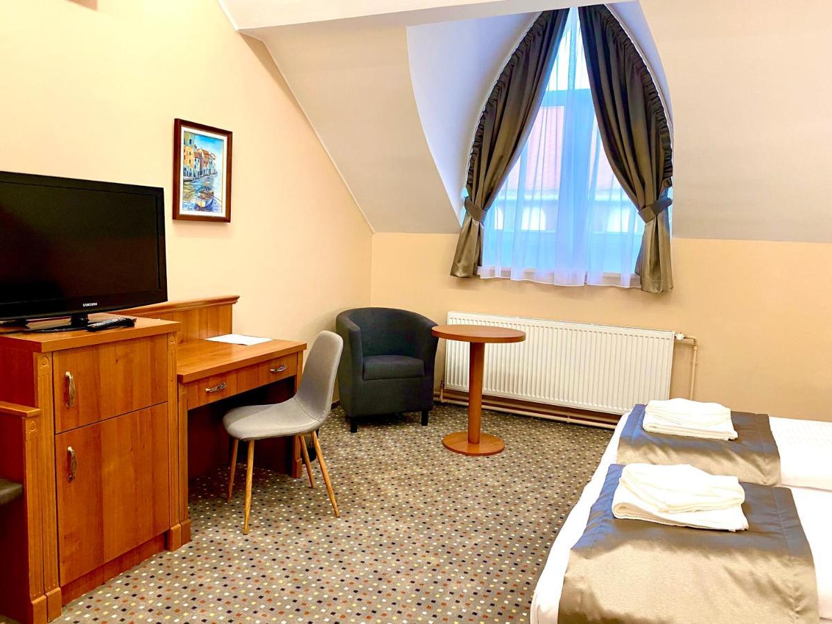 Borostyan Panzio Hotel Kaposvar Bagian luar foto