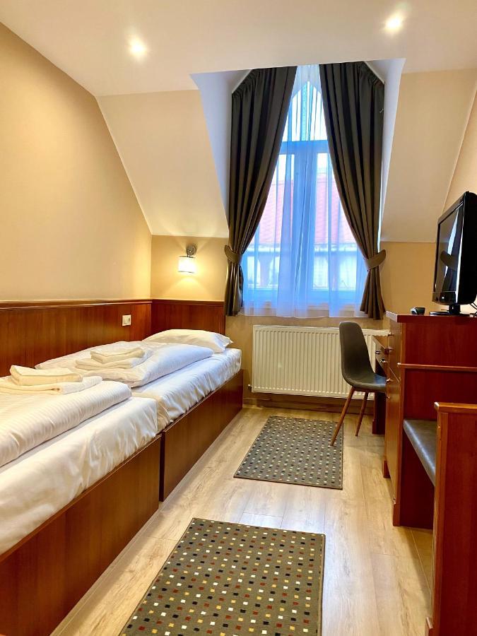 Borostyan Panzio Hotel Kaposvar Bagian luar foto